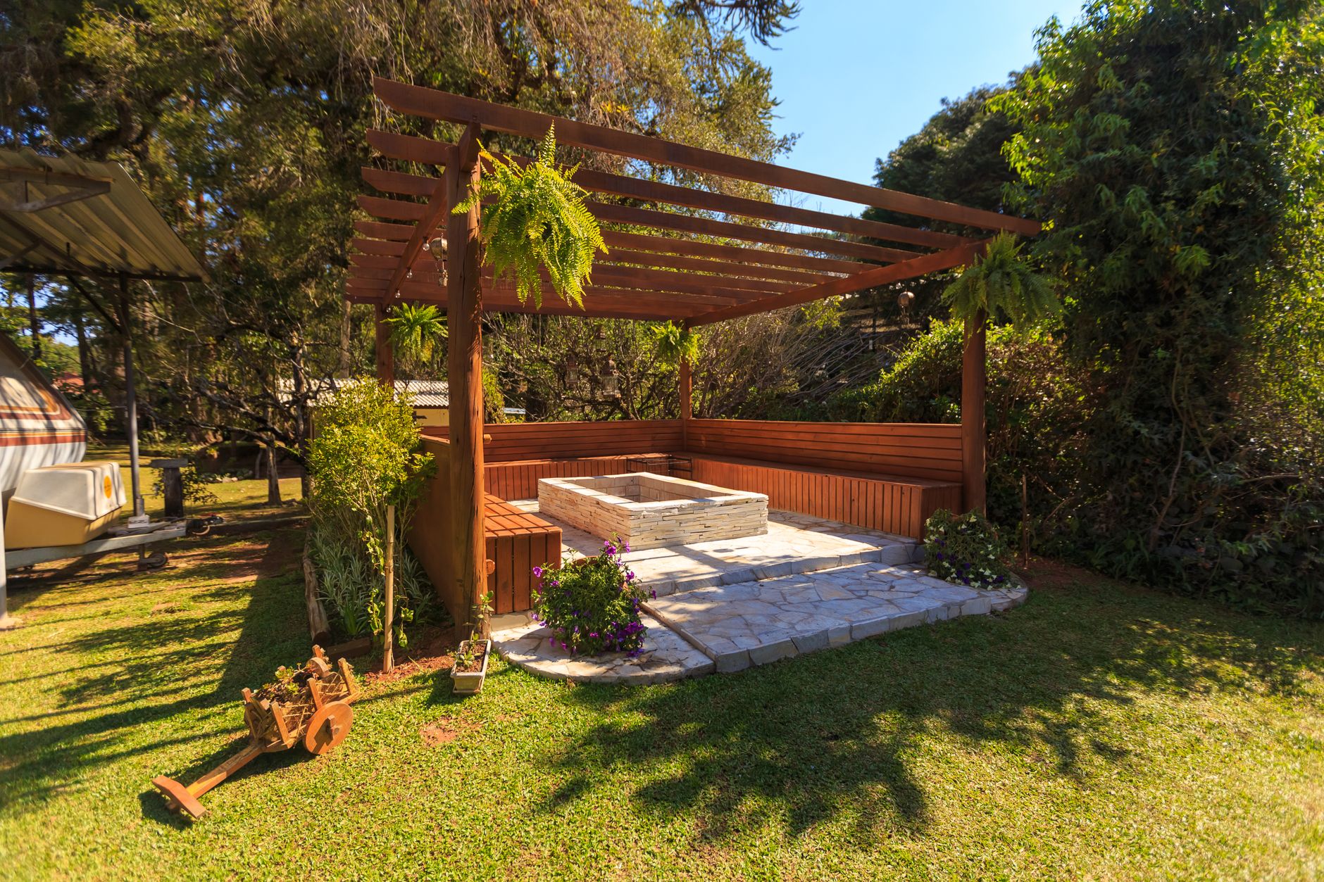 Pergola se zázemím: venkovní kuchyň a sprcha